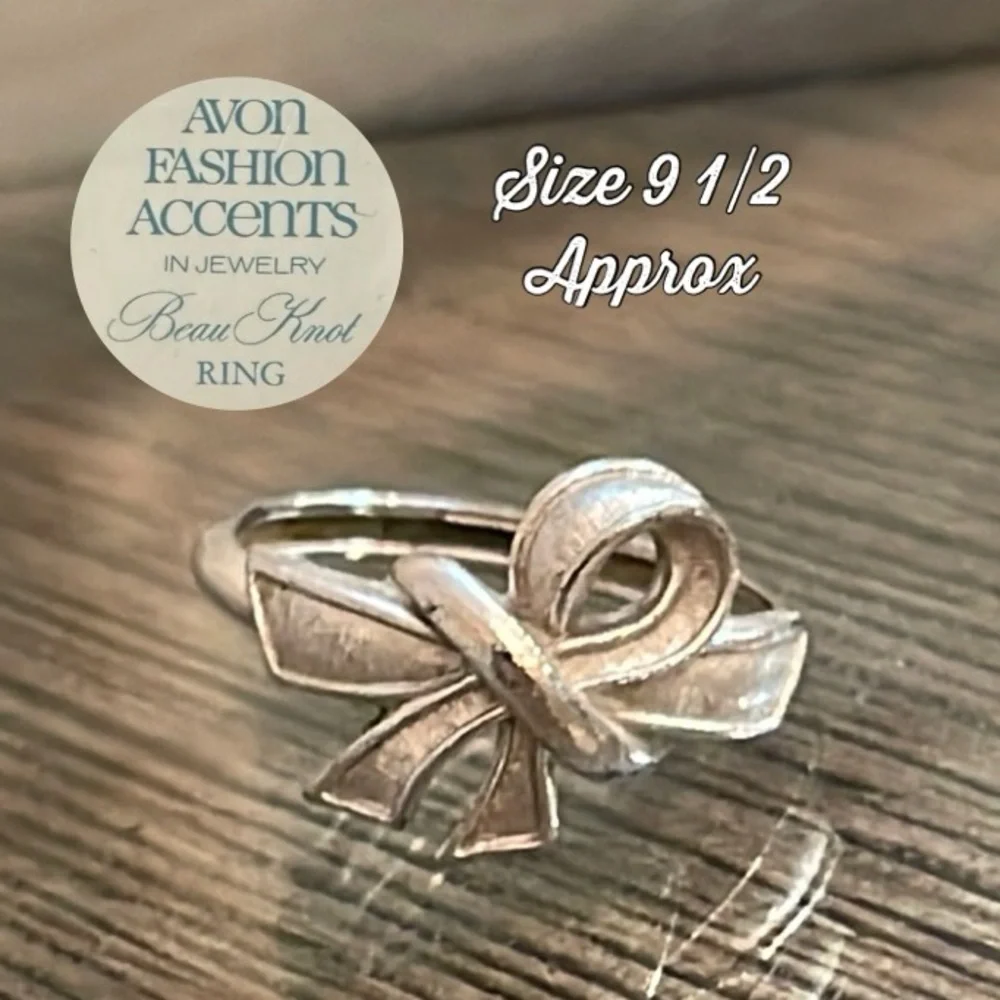 Vintage Avon 1975 Beau Knot Ring Size Medium Silver Tone Bow Ribbon Size 9.5